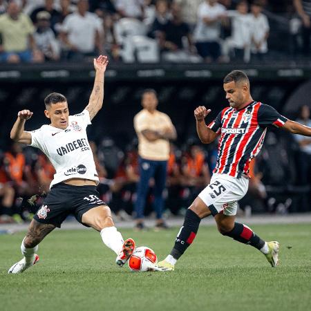 Rojas, do Corinthians, e Alisson, do São Paulo, brigam pela bola em jogo do Campeonato Paulista