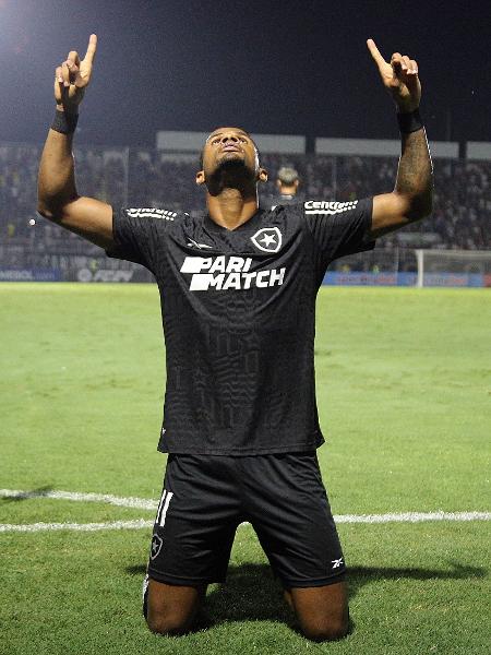 Júnior Santos comemora o gol que marcou pelo Botafogo sobre o Red Bull Bragantino