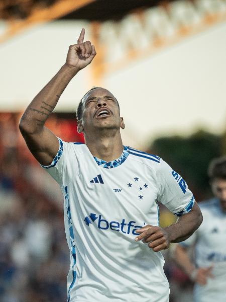 Matheus Pereira, do Cruzeiro, comemora seu gol contra o Atlético-GO, pelo Brasileirão