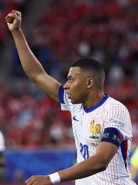 Kylian Mbappé comemora gol da França diante da Áustria na Eurocopa, jogo de maior audiência média na CazéTV na primeira rodada