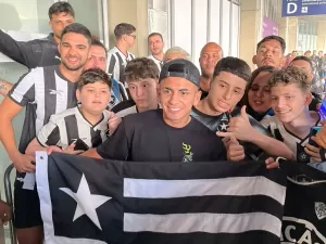 Transferência mais cara do Brasil, Almada desembarca no Rio para fechar com Botafogo
