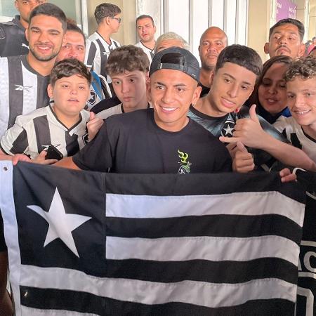 Thiago Almada desembarcou no Rio de Janeiro e será o novo reforço do Botafogo