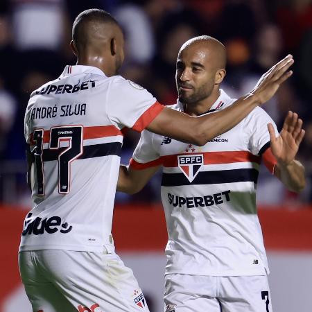 André Silva e Lucas comemoram gol do São Paulo sobre o Bragantino em duelo do Campeonato Brasileiro