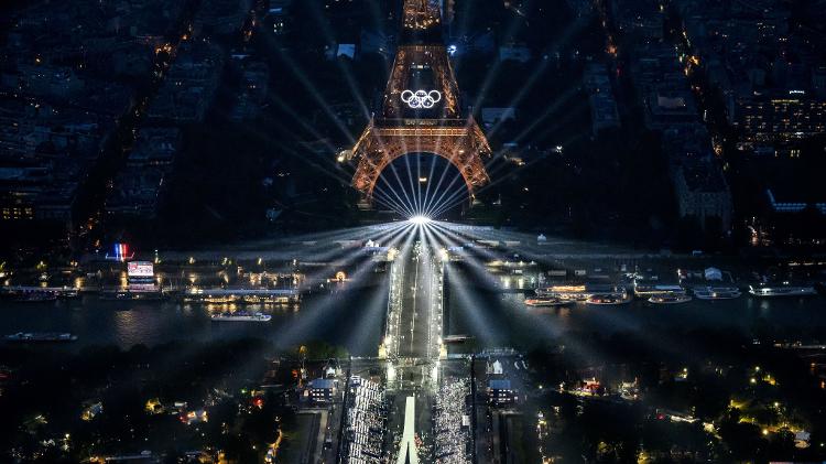 Vista de Paris durante cerimônia de abertura das Olimpíadas