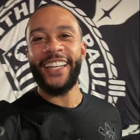 Depay aparece vestindo camisa do Corinthians em vídeo divulgado nas redes sociais