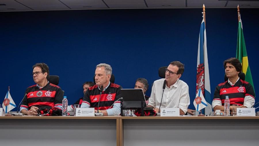 Dunshee, Landim, Eduardo Paes e Pedro Paulo durante assinatura do termo do terreno do estádio para o Flamengo