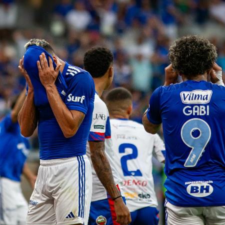 Jogadores do Cruzeiro se lamentam durante jogo contra o Betim, pelo Mineiro