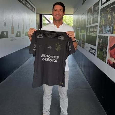 Thiago Neves posta foto com camisa do Corinthians durante visita ao CT Thiago Neves posta foto com camisa do Corinthians durante visita ao CT