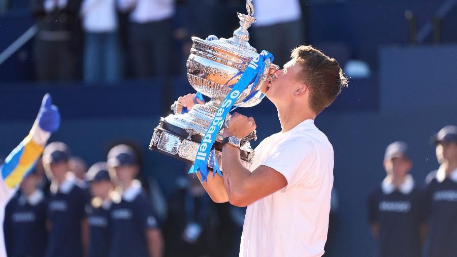 Holger Rune com o troféu de campeão do ATP 500 de Barcelona de 2025 Holger Rune com o troféu de campeão do ATP 500 de Barcelona de 2025