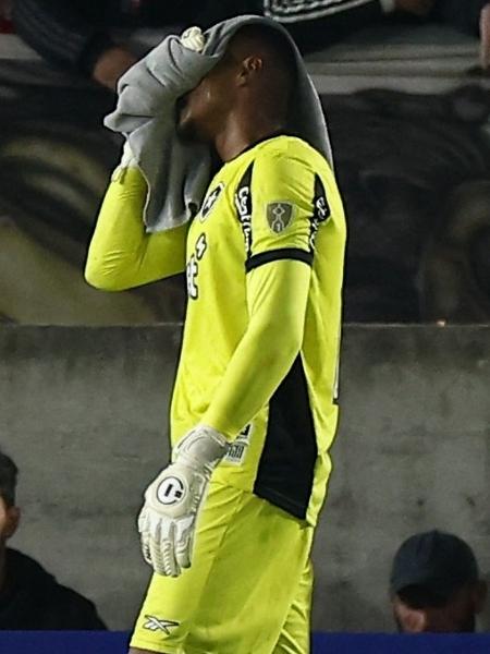 John se lamenta durante jogo entre Estudiantes e Botafogo na Libertadores John se lamenta durante jogo entre Estudiantes e Botafogo na Libertadores