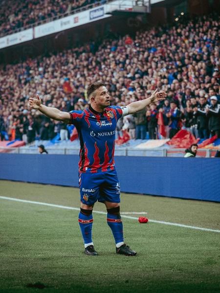 Shaqiri comemora gol pelo Basel: meio-campista faz a melhor temporada da carreira Shaqiri comemora gol pelo Basel: meio-campista faz a melhor temporada da carreira