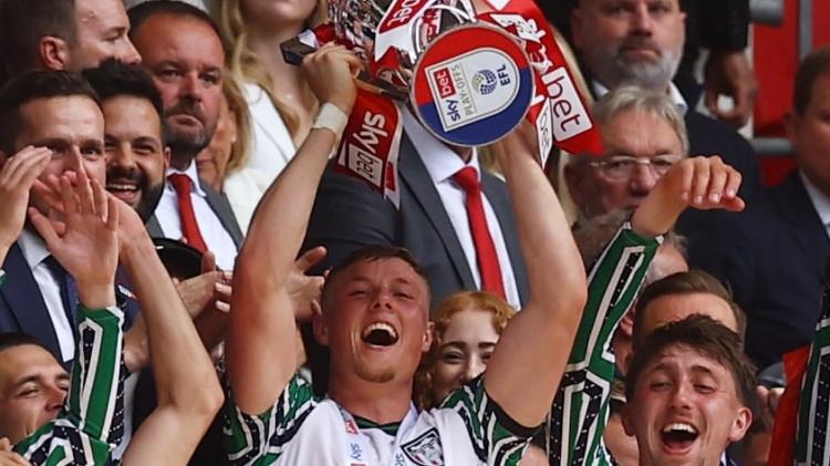 Jogadores do Sunderland levantam a taça do vencedor do playoff da Championship