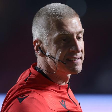 Árbitro Anderson Daronco durante jogo entre São Paulo e Corinthians no Brasileirão Árbitro Anderson Daronco durante jogo entre São Paulo e Corinthians no Brasileirão