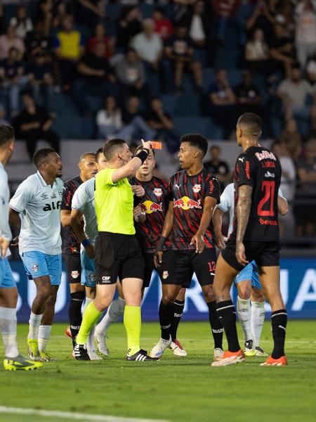 Lucas Casagrande foi o árbitro de Grêmio x Bragantino; jogo ficou marcado por expulsão de Kannemann