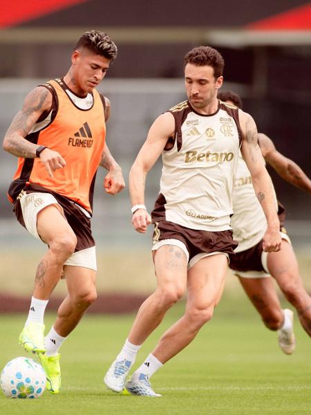 Carrascal sob marcação de Léo Ortiz em treino do Flamengo