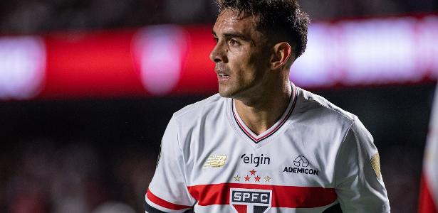 Racing abre conversas com o São Paulo pela contratação do lateral Enzo Díaz