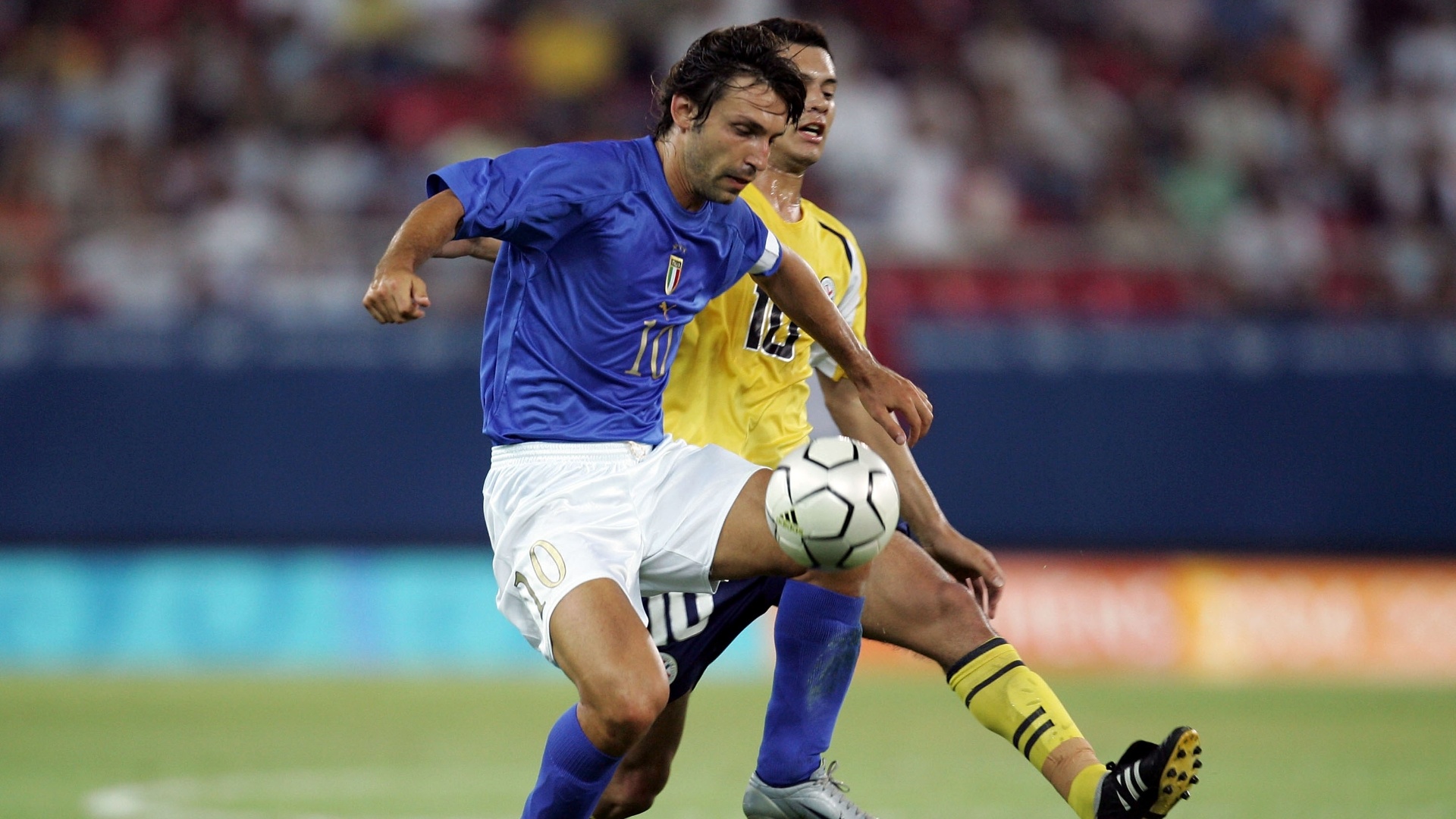 Andrea Pirlo, meia da Itália, domina a bola durante uma partida da disputa do futebol masculino nos Jogos de Atenas, em 2004