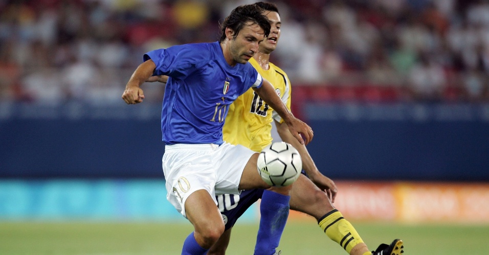 Andrea Pirlo, meia da Itália, domina a bola durante uma partida da disputa do futebol masculino nos Jogos de Atenas, em 2004