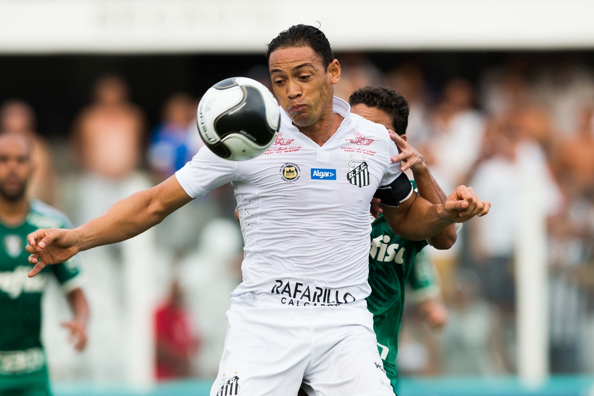 Ricardo Oliveira tenta ficar com a bola no clássico contra o Palmeiras, na semi do Paulistão - Danilo Verpa/Folhapress