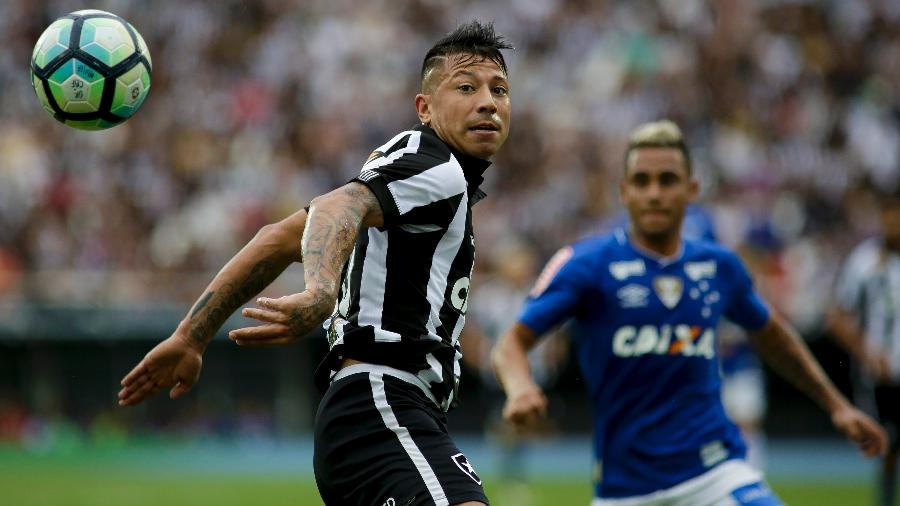 Leonardo Valencia, do Botafogo, em ação durante jogo contra o Cruzeiro - Luciano Belford/AGIF