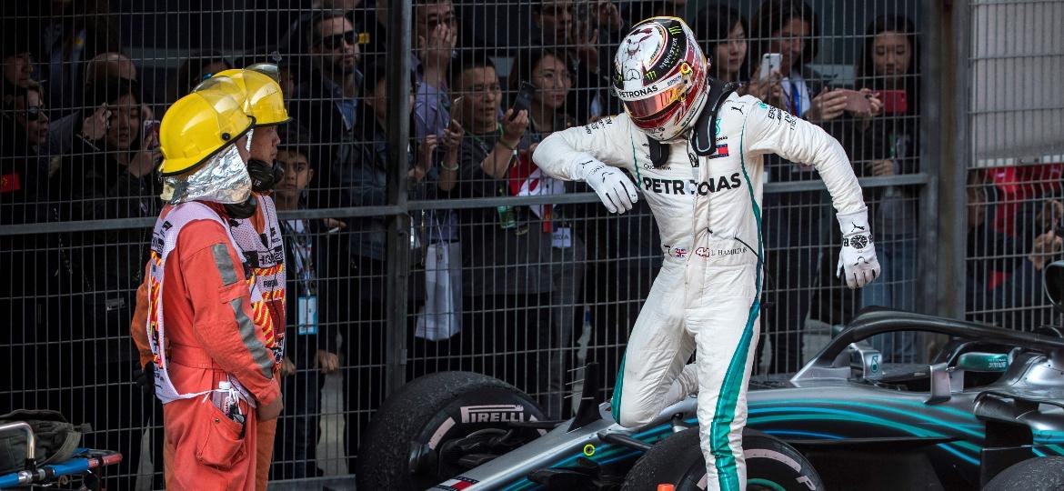 Lewis Hamilton não escondeu a insatisfação com a falta de vitórias neste início de temporada da F1 - AFP PHOTO / Johannes EISELE