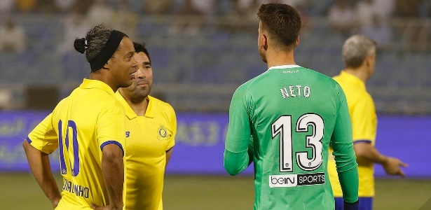 Ronaldinho aproveitou o amistoso para "resenhar" com o goleiro Neto - Divulgação/Valencia CF