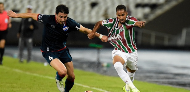 Everaldo e Jorge Fucile disputam a bola em jogo entre Fluminense e Nacional - Thiago Ribeiro/AGIF - Thiago Ribeiro/AGIF