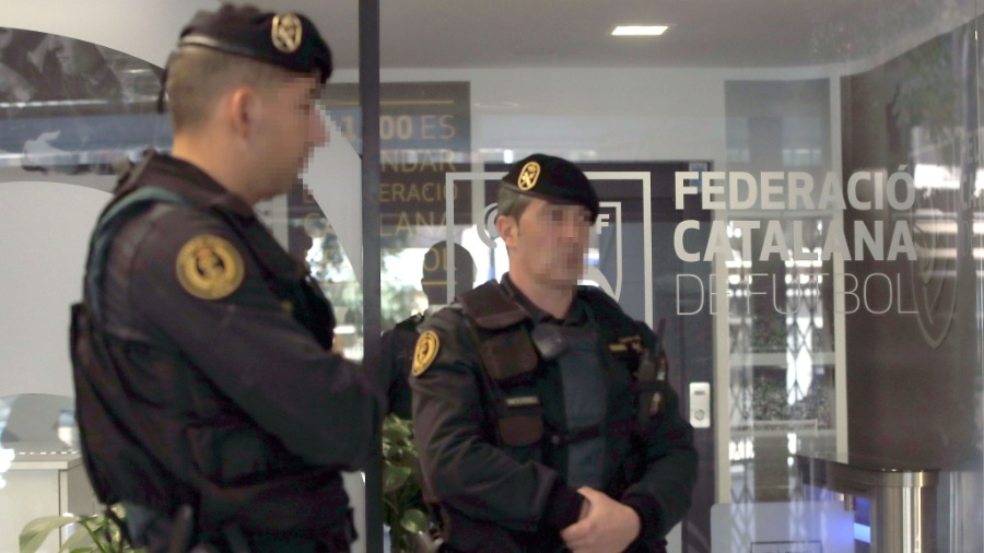 Guarda Civil da Espanha realiza operação policial na Federação Catalã de Futebol, em Barcelona - EFE/Alberto Estévez