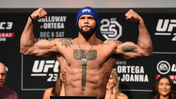 Thiago Marreta se exibe após subir na balança do UFC - Josh Hedges/Zuffa LLC/Zuffa LLC via Getty Images - Josh Hedges/Zuffa LLC/Zuffa LLC via Getty Images