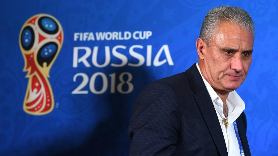Tite deixa a entrevista coletiva após a eliminação da seleção brasileira para a Bélgica na Copa do Mundo - Michael Regan - FIFA/FIFA via Getty Images