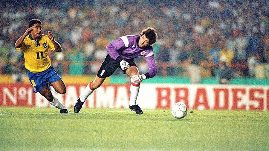 Romário dribla o goleiro para marcar o segundo gol da seleção brasileira na vitória por 2 a 0 sobre o Uruguai - Pisco Del Gaiso/Folhapress