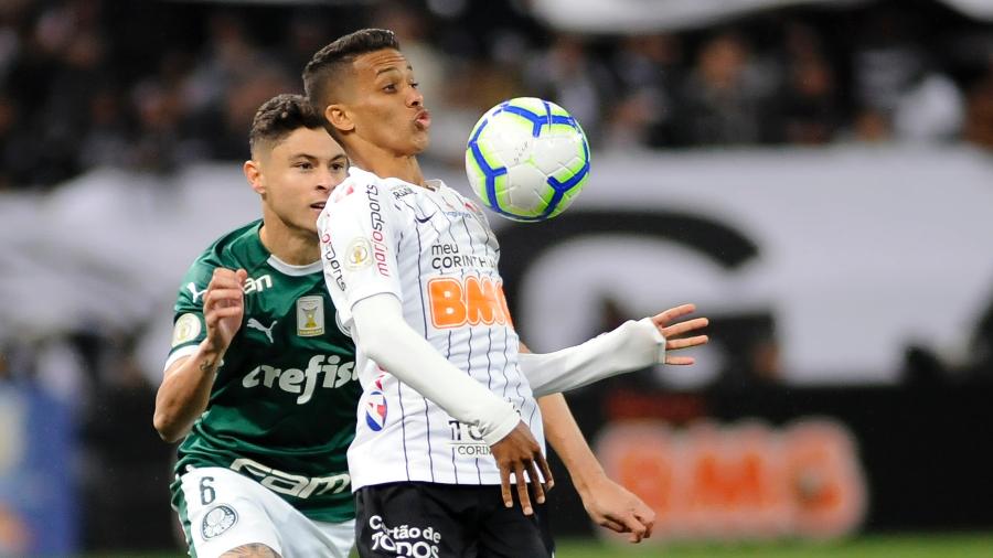 Pedrinho e Diogo Barbosa disputam bola no primeiro tempo de Corinthians x Palmeiras pelo Campeonato Brasileiro 2019 - Alan Morici/AGIF