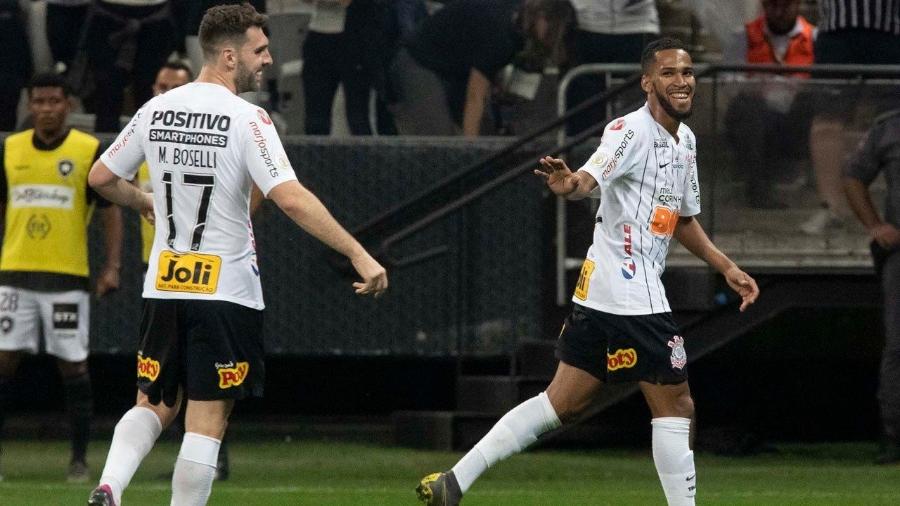 Everaldo (direita) e Boselli comemoram gol do Corinthians sobre o Botafogo, pelo Brasileirão  - Daniel Augusto Jr./Agência Corinthians