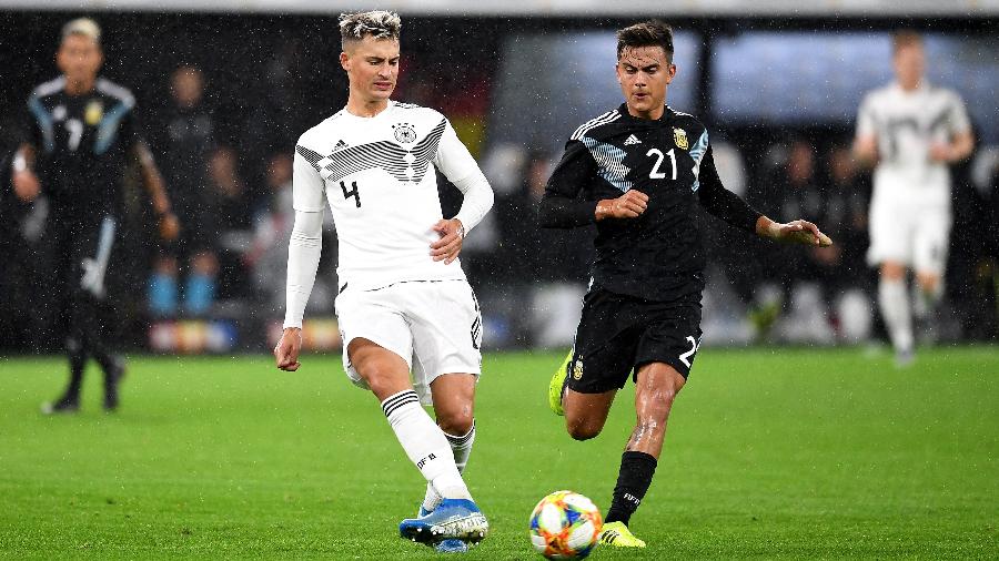 Robin Koch e Dybala disputam a bola em amistoso Alemanha x Argentina - Jörg Schüler/Bongarts/Getty Images