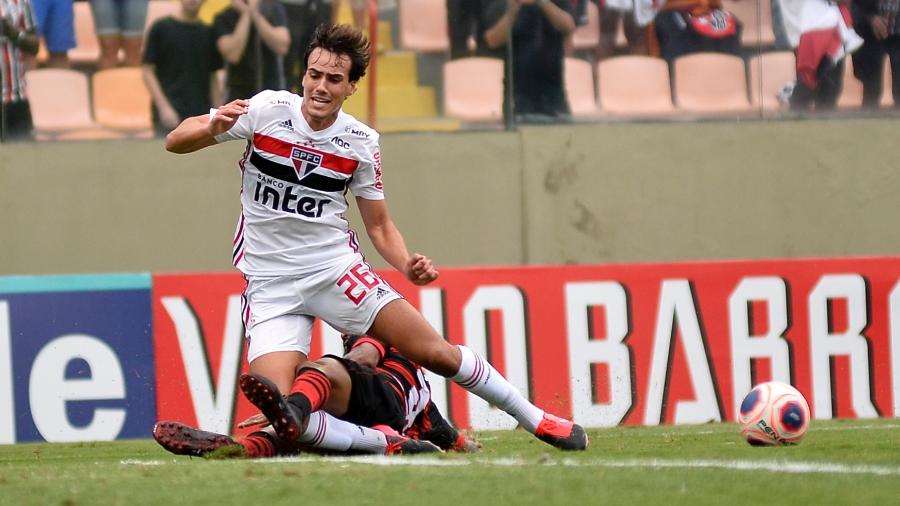 Igor Gomes sofre pênalti em jogo do São Paulo contra o Oeste - Bruno Ulivieri/AGIF