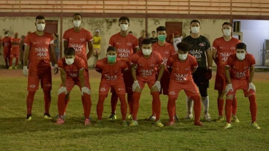 Jogadores do Baré usam máscaras e luvas em protesto para a paralisação do Campeonato Roraimense - Luan Soares/Agência Índio Guerreiro