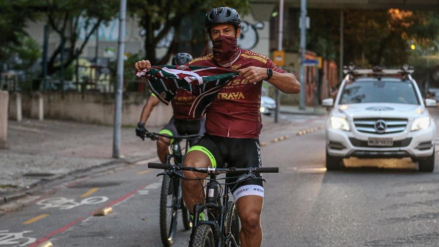 Atacante Fred chega à sede do Fluminense de bicicleta - Lucas Merçon / Fluminense F.C.