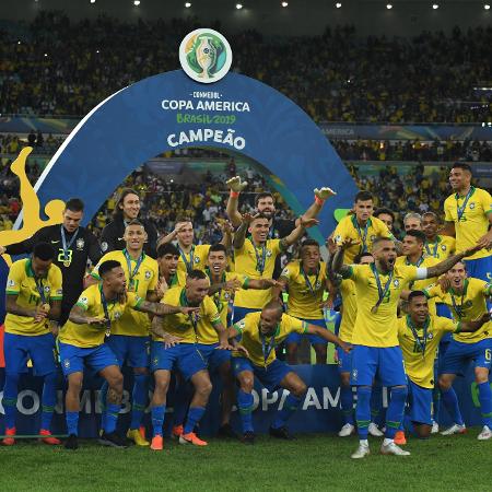 Jogadores da seleção brasileira pouco antes de receberem o troféu da Copa América 2019 - Kaz Photography/Getty Images