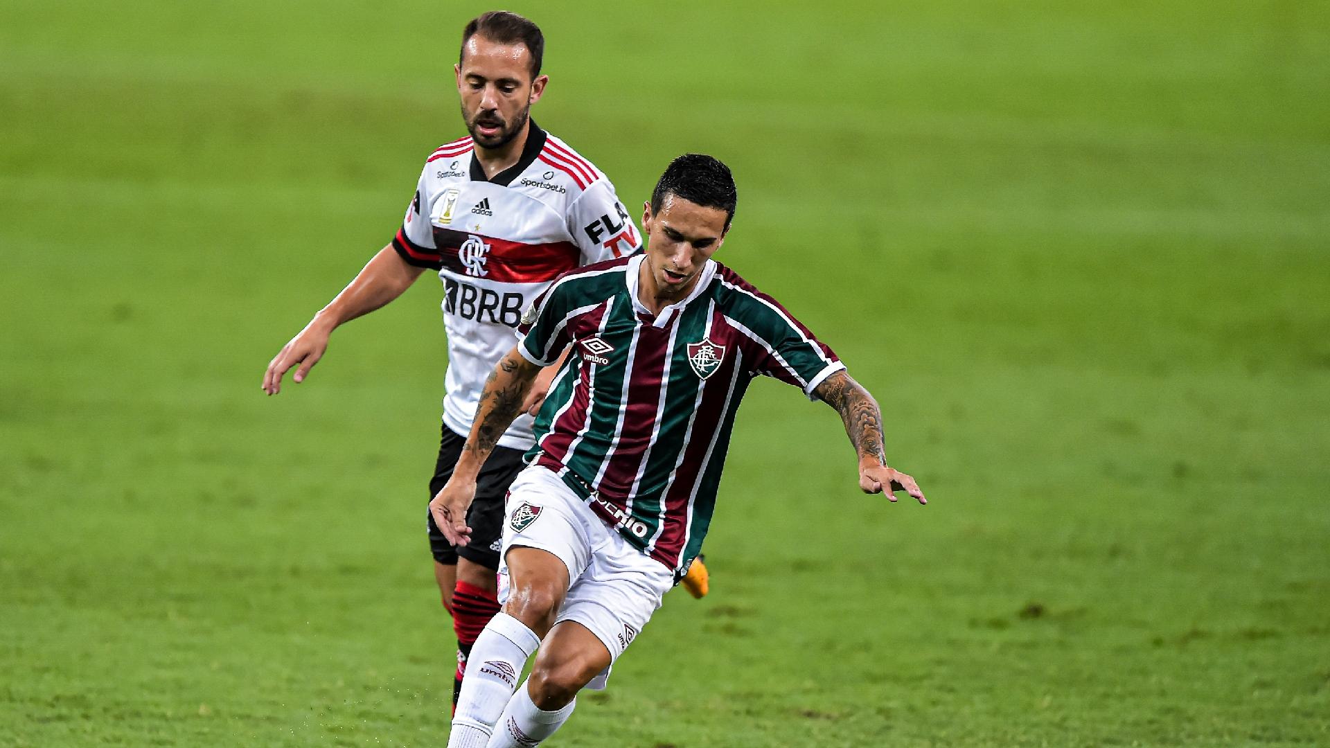 Éverton Ribeiro e Dodi disputam bola na partida entre Flamengo e Fluminense 