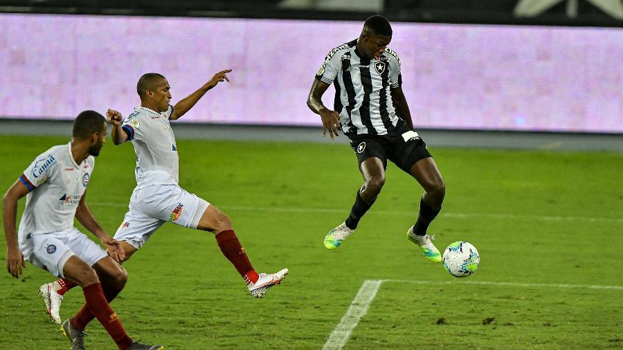 Matheus Babi domina a bola em lance do duelo entre Botafogo e Bahia - Thiago Ribeiro/AGIF