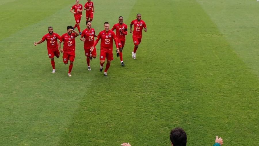 Joadores da Portuguesa comemora gol marcado pelo time na Copa Paulista - Cristiano Fukuyama/ Acervo da Bola