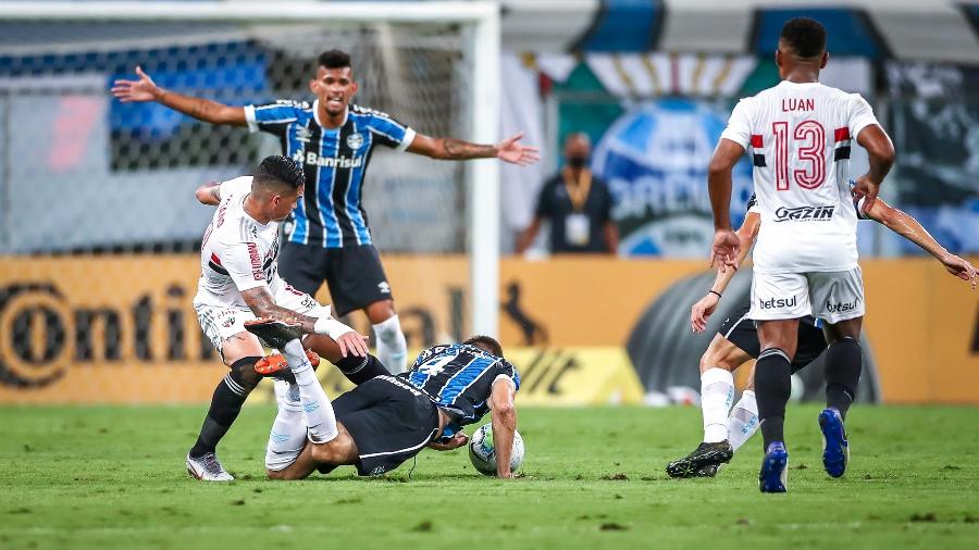 Kannemann vai de cabeça na bola em lance de Grêmio x São Paulo - Lucas Uebel/Grêmio