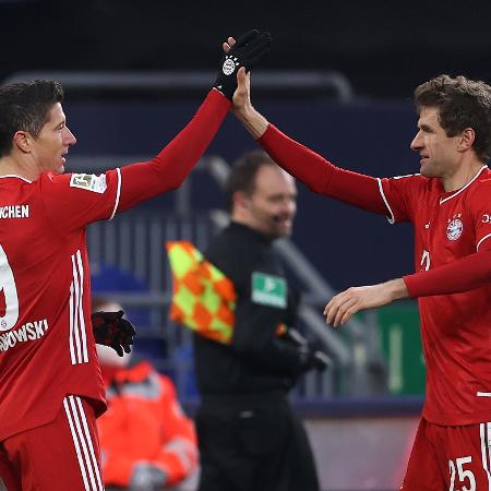 Lewandowski e Muller comemoram gol do Bayern contra o Schalke 04 em 2021