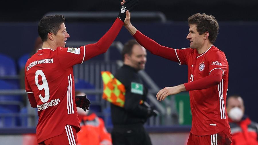 Lewandowski e Muller comemoram gol do Bayern Munique pela Bundesliga - Lars Baron/Getty Images