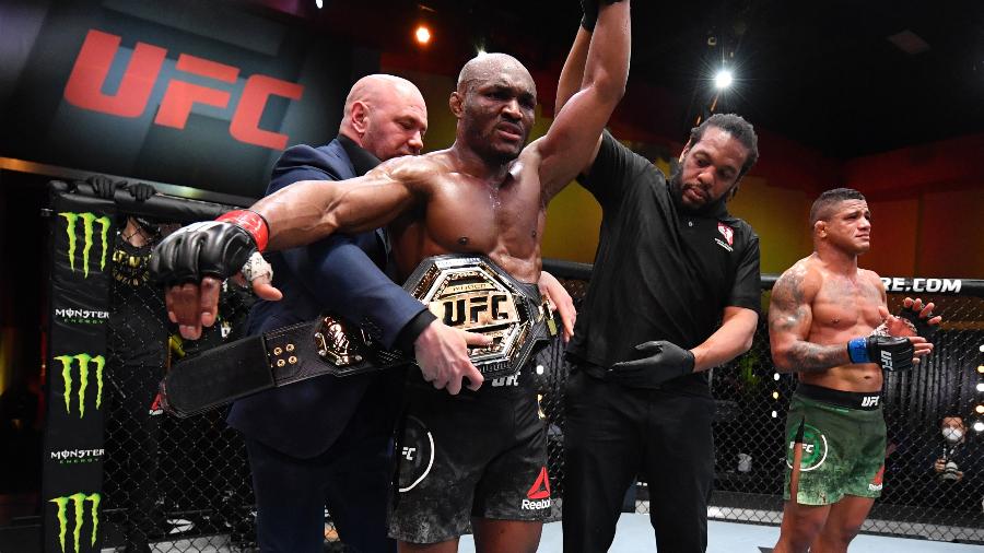 Kamaru Usman comemora vitória sobre Gilbert Durinho no UFC 258 - Jeff Bottari/Zuffa LLC via Getty Images