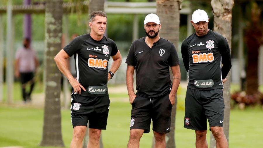 Vagner Mancini e Batatais (auxiliar técnico) mantêm conversas com Danilo - técnico do sub-23 do Corinthians - para integrar os garotos do time de aspirantes - Rodrigo Coca/ Ag. Corinthians 