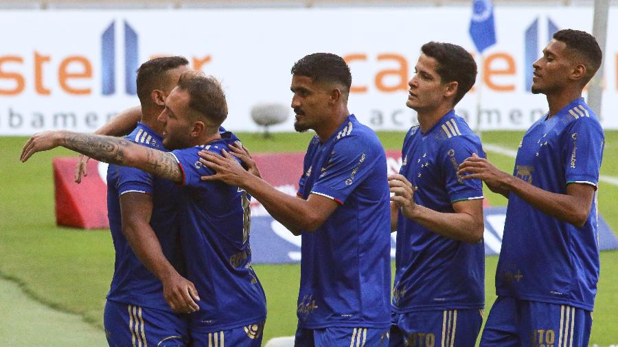 Jogadores do Cruzeiro comemoram gol de William Pottker contra o Patrocinense - Fernando Moreno/AGIF