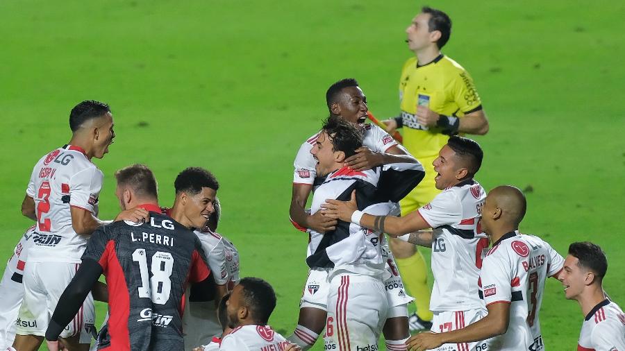 Jogadores do São Paulo comemoram o título do Campeonato Paulista 2021 no Morumbi - Marcello Zambrana/AGIF