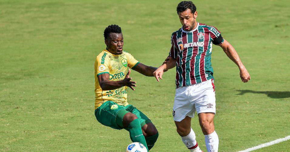 Fred é marcado por Paulão, durante a partida entre Fluminense e Cuiabá
