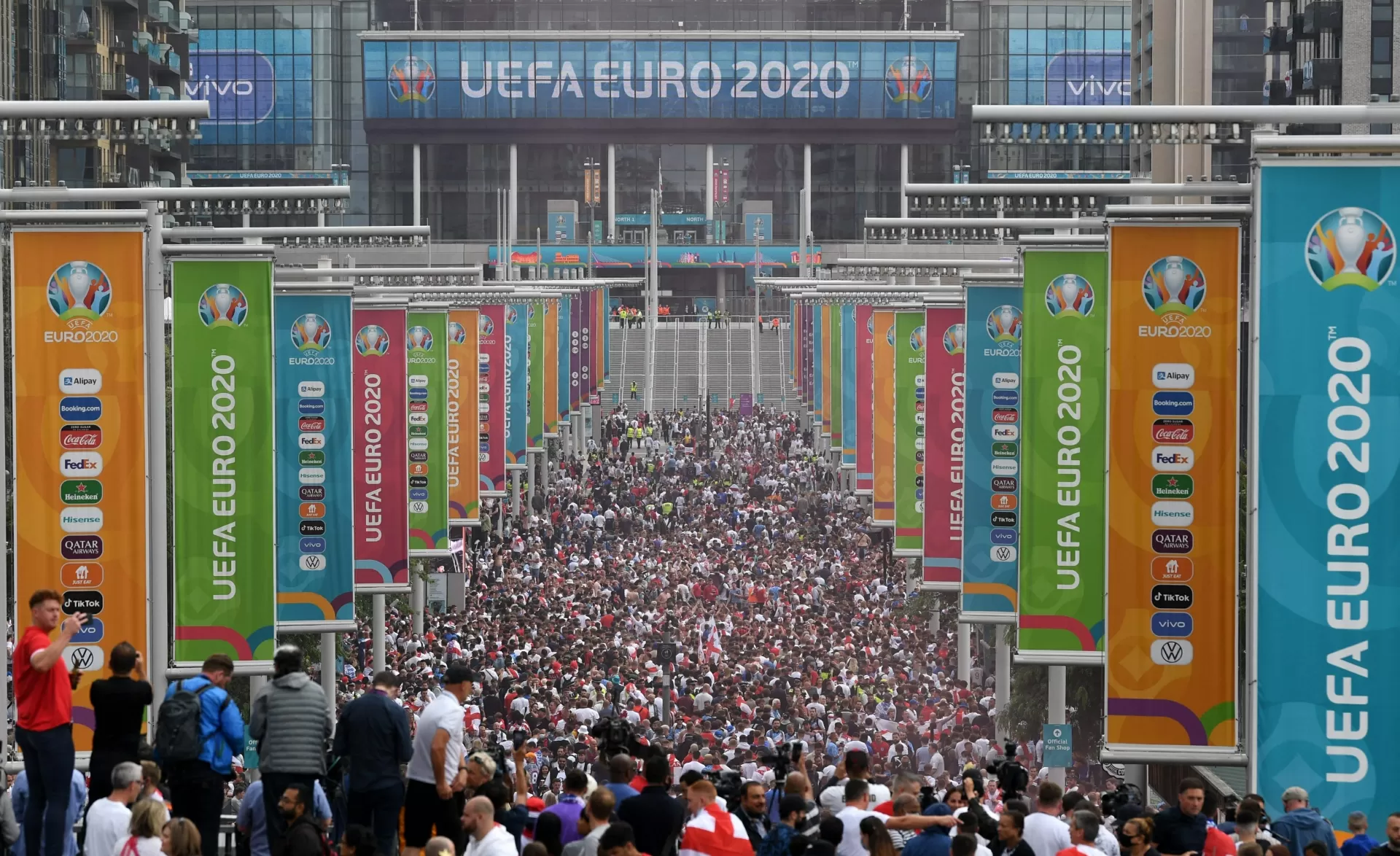 Torcedores se aglomeram fora de Wembley antes da final da Eurocopa entre Inglaterra e Itália - Daniel Leal-Olivas/AFP